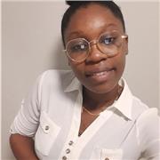 Professeure particulière donne cours de soutien aux élèves allant des classes de primaire au lycée